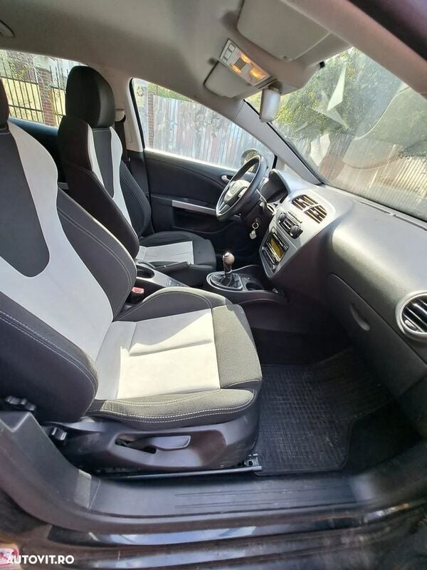 Negru Utilizat 2011 Seat Leon Style Hatchback | 2.150 EUR (Super Preț) - Imagine 1/4