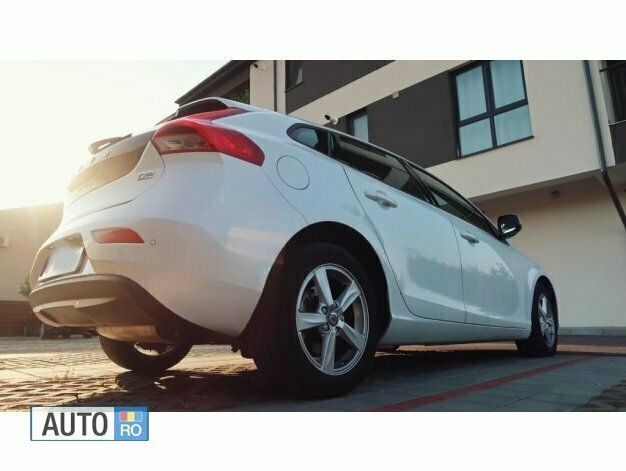 Second-hand Volvo V40 120 CP (88 kW) 2016 Alb Break