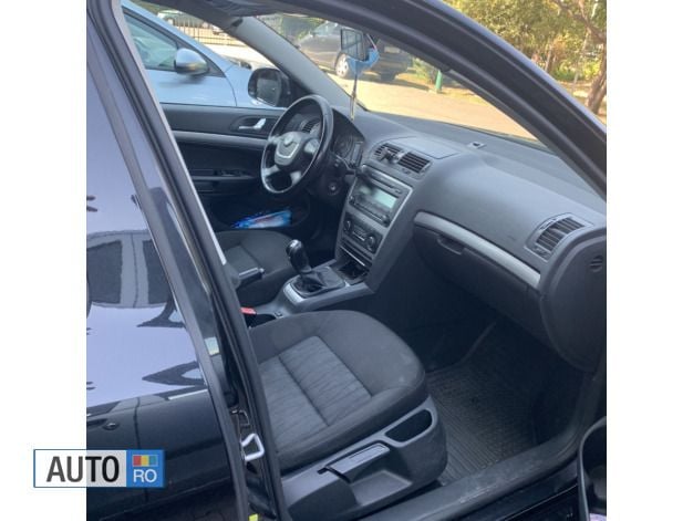 Negru Utilizat 2011 Skoda Octavia Hatchback | 6.500 EUR (Preț OK) - Imagine 1/4