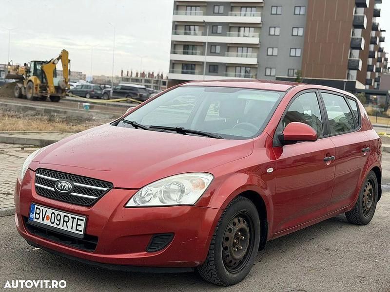 Second-hand Kia Ceed Classic 109 CP (80 kW) 2007 Culoarerosu Hatchback