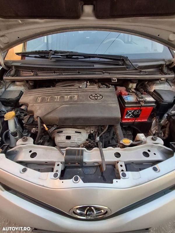 Second-hand Toyota Yaris Terra 99 CP (72 kW) 2012 Culoareargint Hatchback