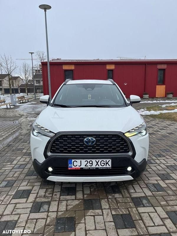 Second-hand Toyota Corolla Cross Lounge 197 CP (144 kW) 2022 Culoarealb SUV