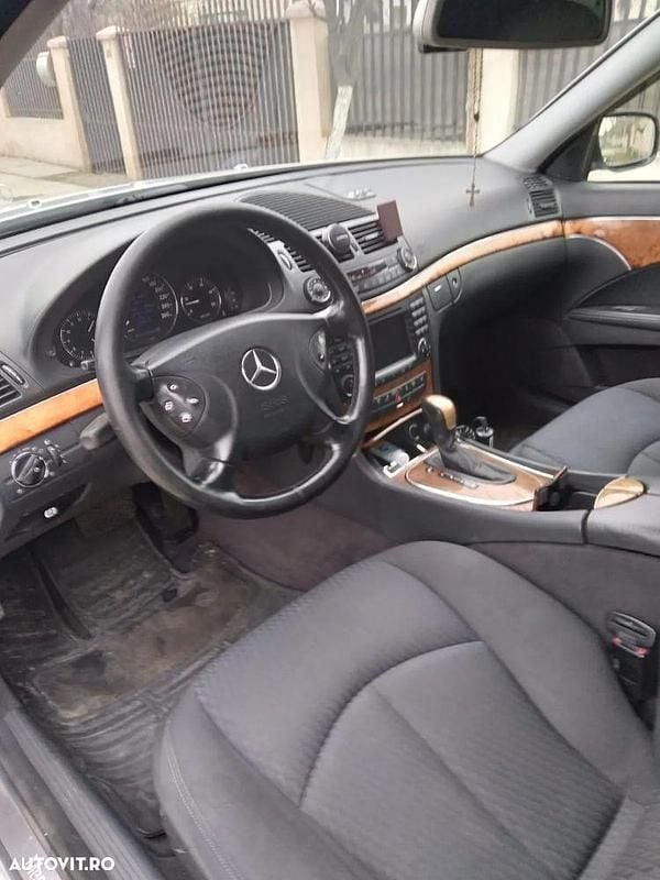 Culoareargint Utilizat 2003 Mercedes E320 Elegance Berlinǎ | 4.600 EUR - Imagine 1/4