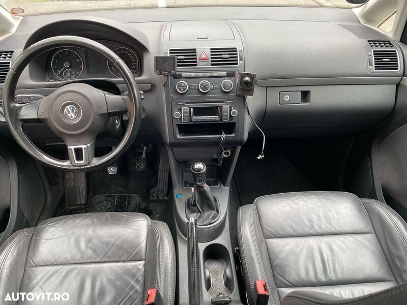 Second-hand VW Touran Comfortline 110 CP (80 kW) 2012 Alb Monovolum