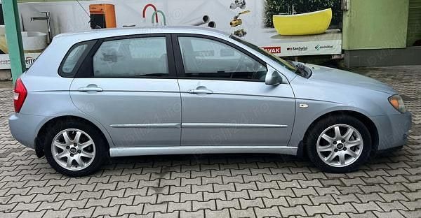 Second-hand Kia Cerato 120 CP (88 kW) 2005 Albastru Hatchback