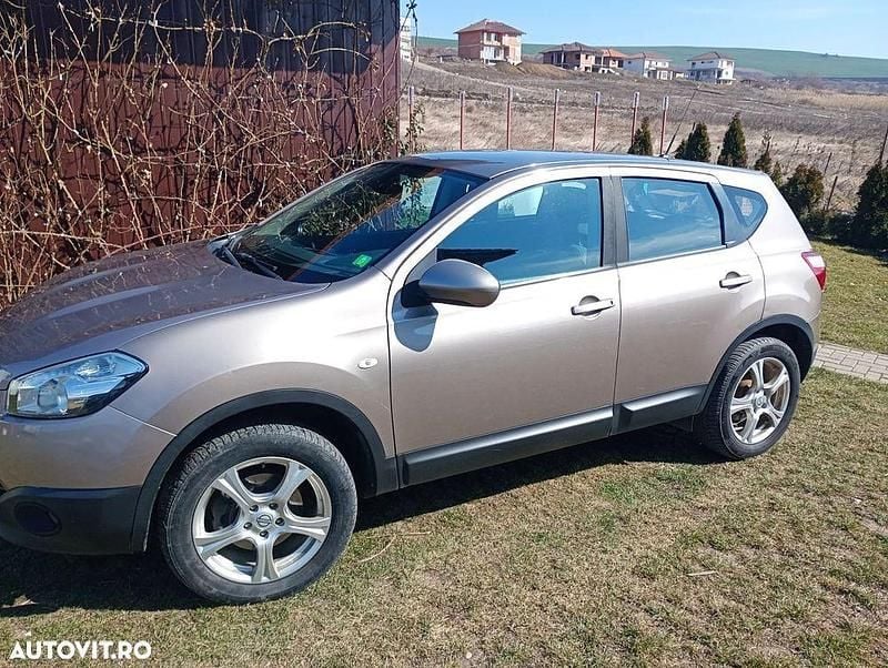 Second-hand Nissan Qashqai Acenta 130 CP (95 kW) 2012 Culoaremaro SUV