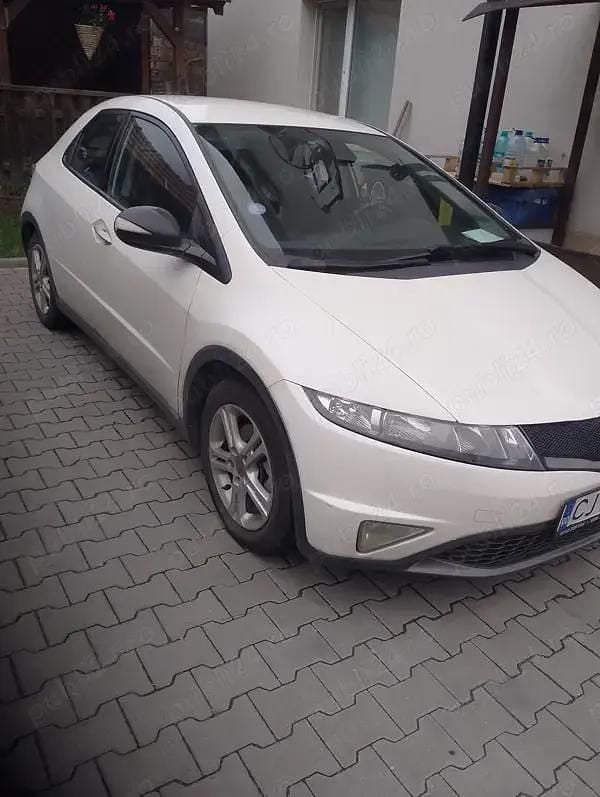 Alb Utilizat 2011 Honda Civic Hatchback | 5.600 EUR (Puțin scump) - Imagine 1/4
