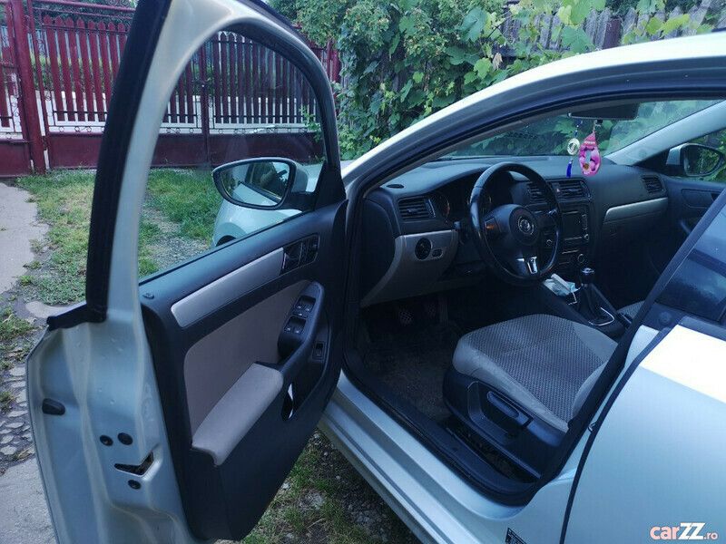Second-hand VW Jetta 105 CP (77 kW) 2011 Argintiu Berlinǎ