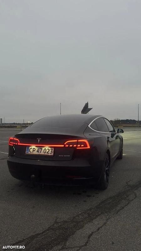 Culoarenegru Utilizat 2020 Tesla Model 3 Berlinǎ | 26.400 EUR (Preț bun) - Imagine 1/4