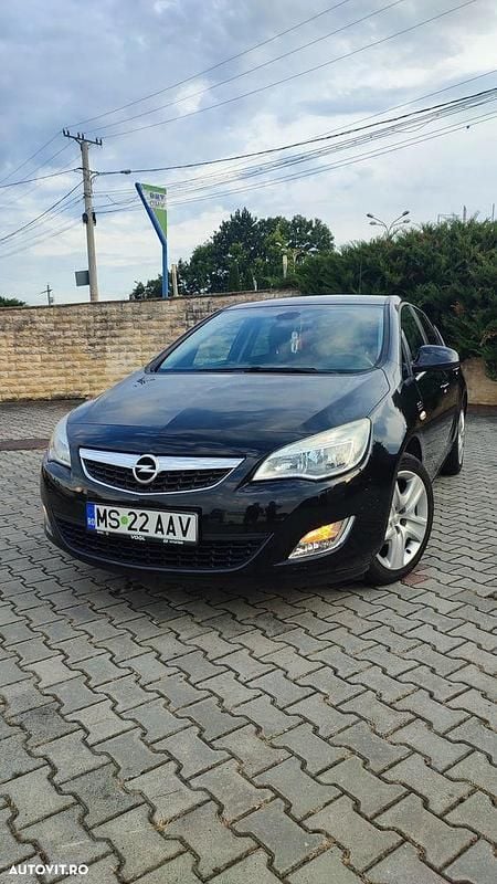 Second-hand Opel Astra 100 CP (73 kW) 2011 Negru