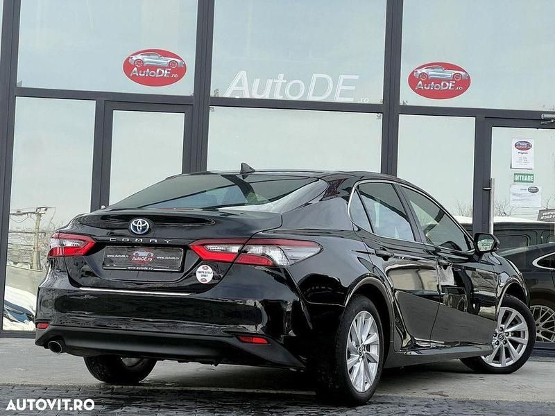 Second-hand Toyota Camry 218 CP (160 kW) 2022 Culoarenegru Berlinǎ