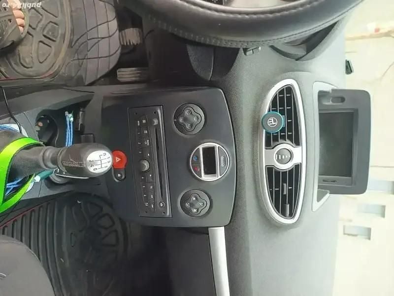 Roșu Utilizat 2009 Renault Clio GrandTour Break | 2.500 EUR (Preț bun) - Imagine 1/4