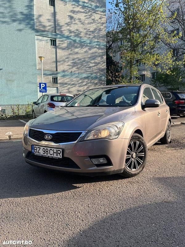 Culoaremaro Utilizat 2010 Kia Ceed City Hatchback | 3.000 EUR (Preț bun) - Imagine 1/4