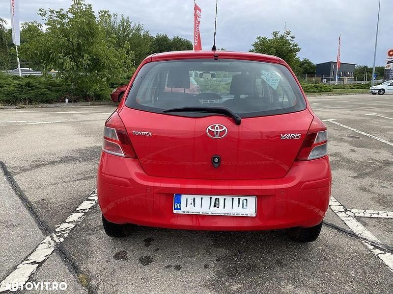 Second-hand Toyota Yaris Comfort 69 CP (50 kW) 2011 Culoarerosu Hatchback