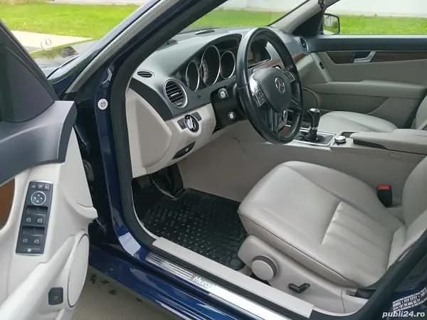 Second-hand Mercedes 220 170 CP (125 kW) 2013 Berlinǎ