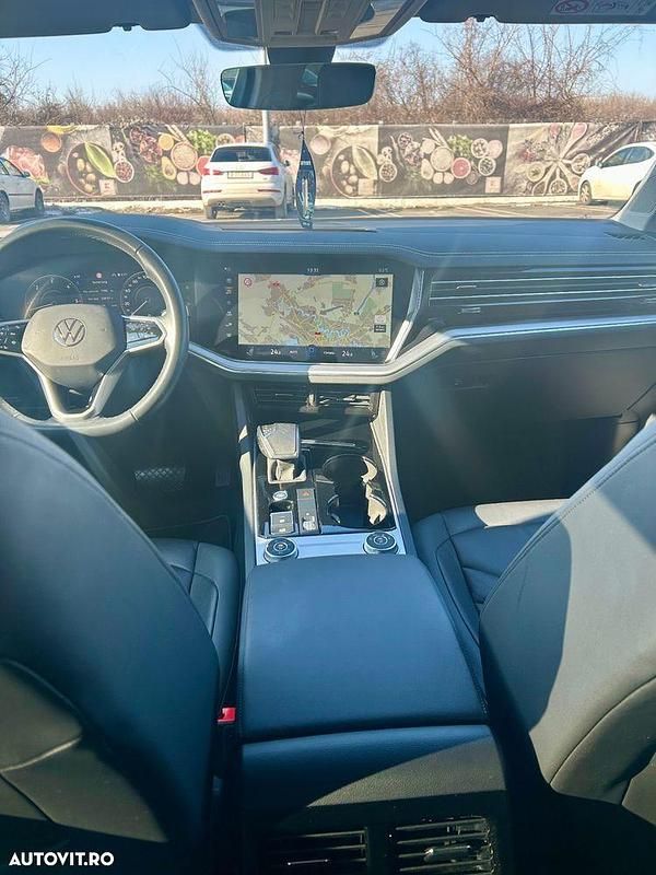 Second-hand VW Touareg Elegance 231 CP (169 kW) 2023 Culoareargint SUV