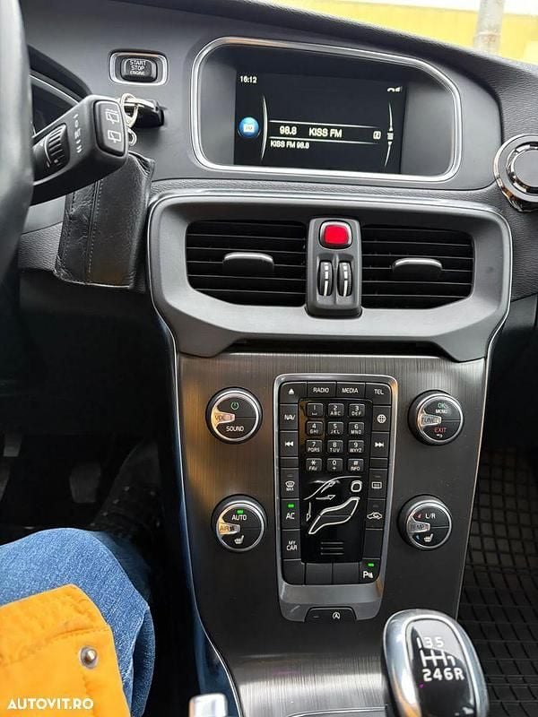 Second-hand Volvo V40 Summum 190 CP (139 kW) 2015 Culoarenegru Hatchback