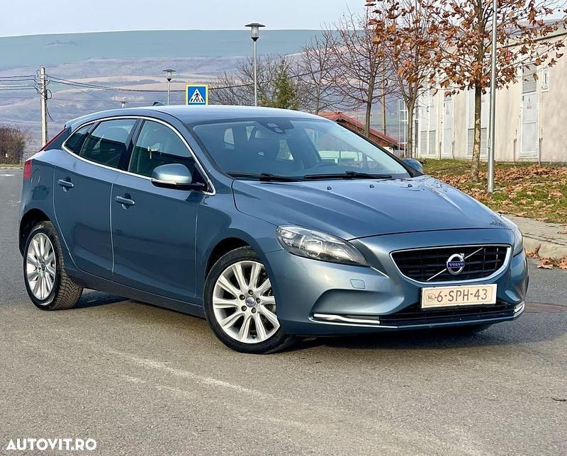 Culoarealbastru Utilizat 2013 Volvo V40 CC Momentum Break | 6.100 EUR (Preț bun) - Imagine 1/4