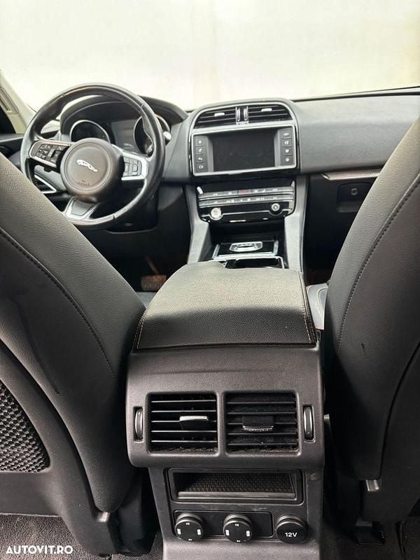Culoarealb Utilizat 2017 Jaguar F-Pace Portfolio SUV | 14.850 EUR (Super Preț) - Imagine 1/4
