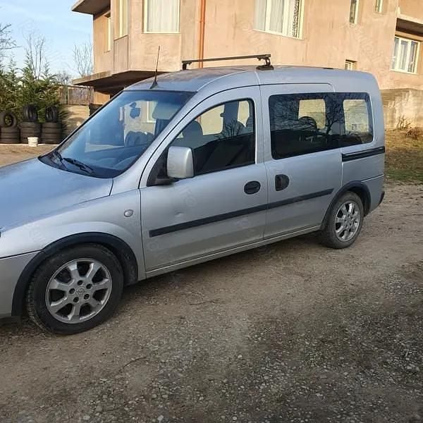 Second-hand Opel Combo 101 CP (74 kW) 2005 Argintiu Monovolum