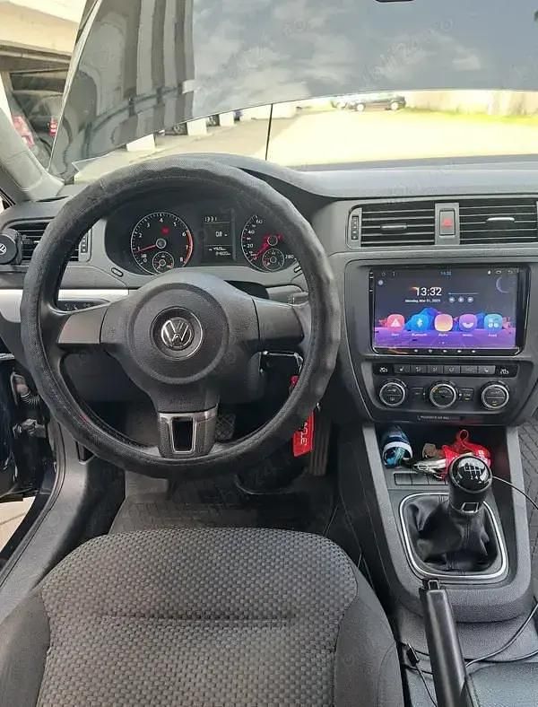 Second-hand VW Jetta 77 CP (56 kW) 2013 Negru Berlinǎ