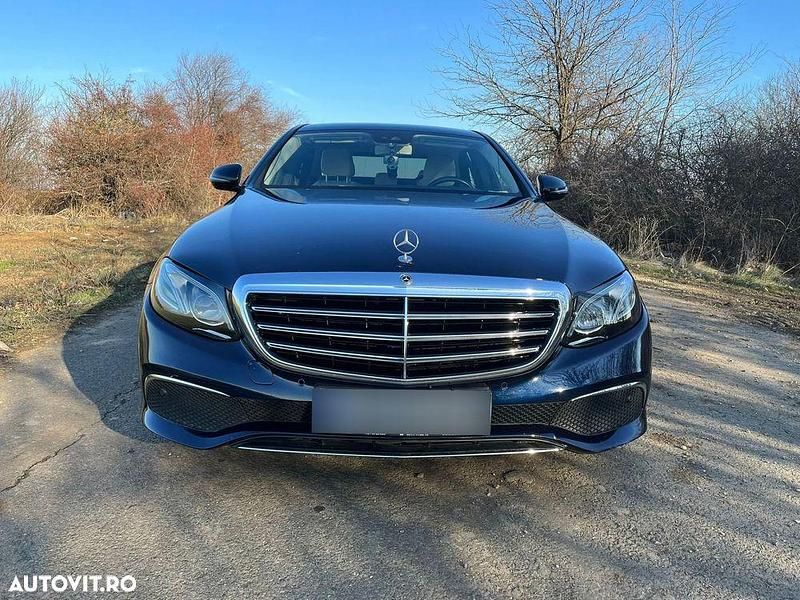 Culoarealbastru Utilizat 2018 Mercedes E220 Exclusive Berlinǎ | 27.700 EUR (Preț bun) - Imagine 1/4