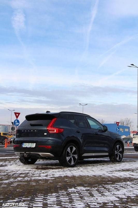 Culoarealbastru Utilizat 2022 Volvo XC40 Plus SUV | 32.500 EUR (Super Preț) - Imagine 1/4
