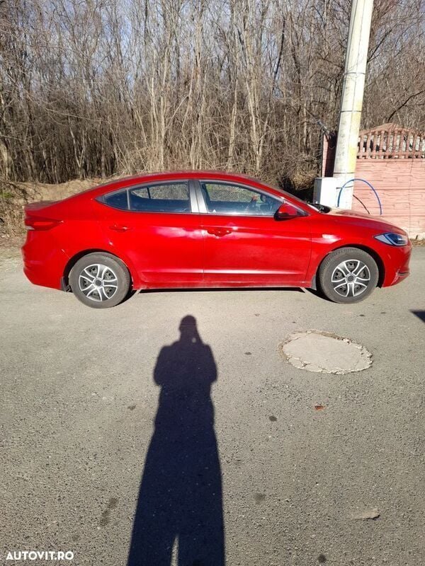 Second-hand Hyundai Elantra Comfort 128 CP (94 kW) 2017 Rosu Hatchback