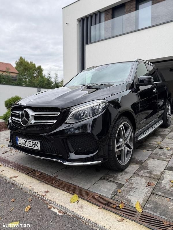 Culoarenegru Utilizat 2016 Mercedes GLE350 SUV | 29.800 EUR (Preț bun) - Imagine 1/4