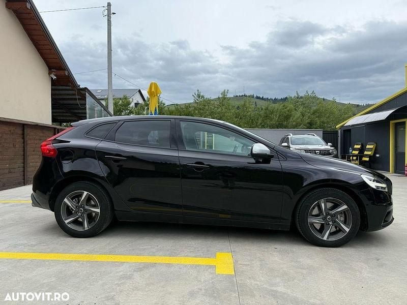 Second-hand Volvo V40 R-Design 150 CP (110 kW) 2018 Culoarenegru Hatchback