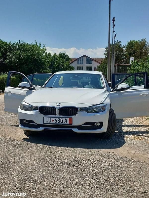 Alb Utilizat 2012 BMW 320 Sport Line Berlinǎ | 9.750 EUR (Preț bun) - Imagine 1/4