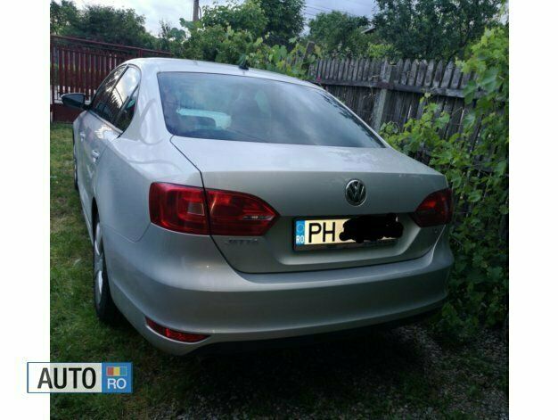 Second-hand VW Jetta 105 CP (77 kW) 2011 Argintiu Berlinǎ