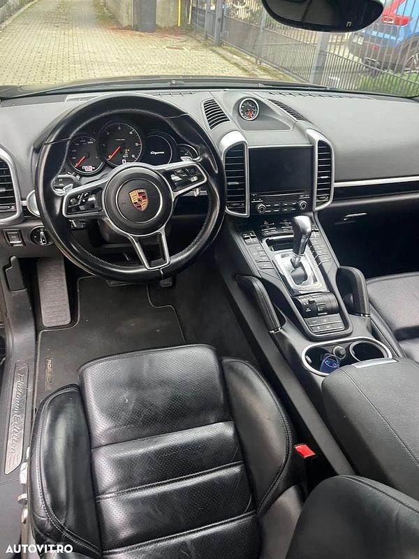 Culoarenegru Utilizat 2016 Porsche Cayenne SUV | 28.900 EUR (Preț OK) - Imagine 1/4