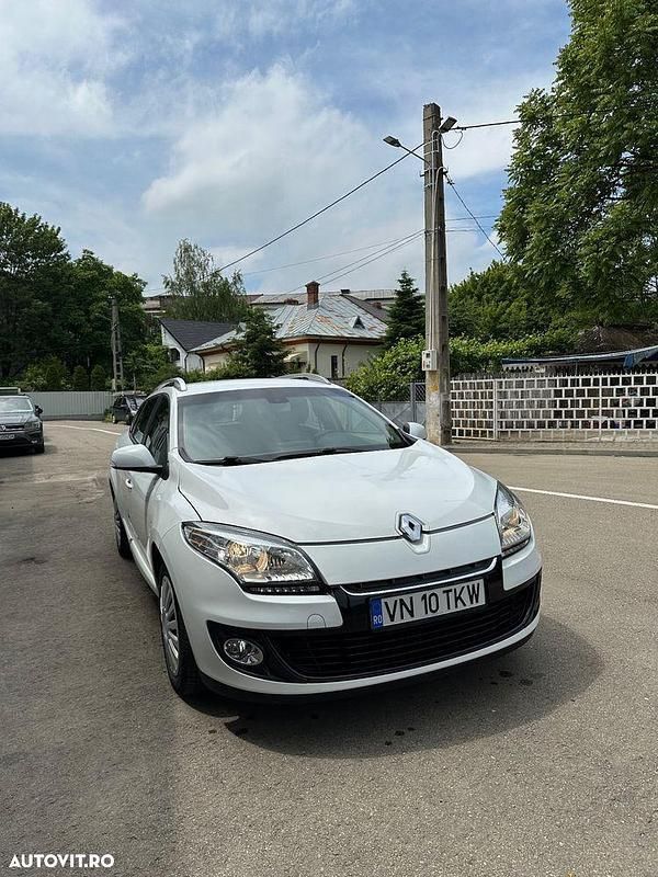 Alb Utilizat 2012 Renault Mégane GrandTour Break | 4.000 EUR (Preț bun) - Imagine 1/4