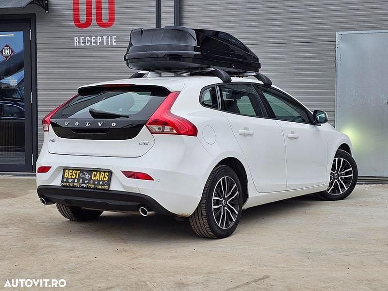 Second-hand Volvo V40 Momentum 120 CP (88 kW) 2019 Culoarealb Hatchback