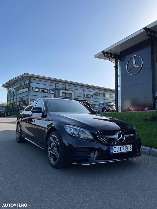Culoarenegru Utilizat 2020 Mercedes C300e Berlinǎ | 34.990 EUR (Scump) - Imagine 1/4
