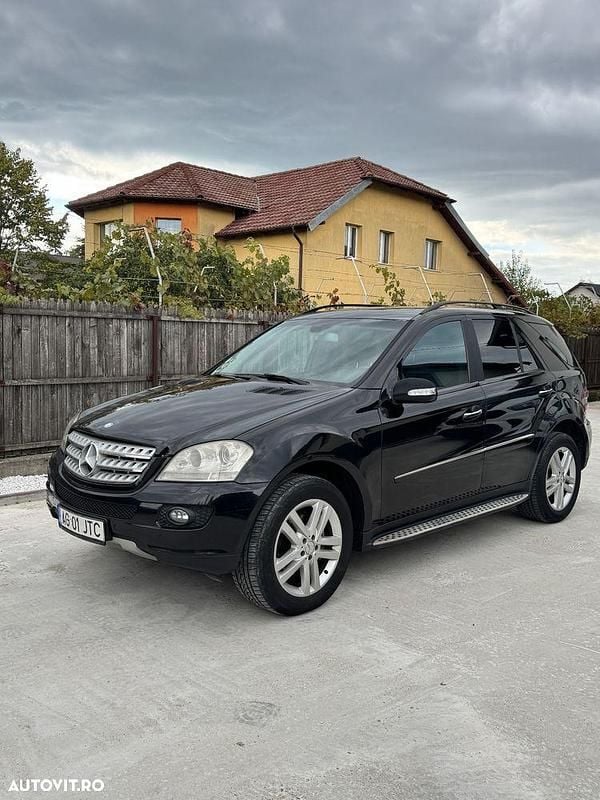 Culoarenegru Utilizat 2007 Mercedes ML320 SUV | 6.300 EUR (Preț bun) - Imagine 1/4