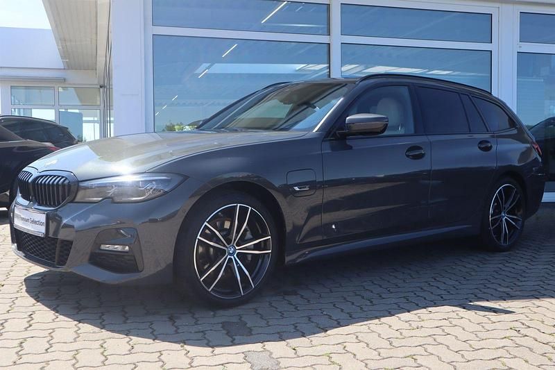 Utilizat 2022 BMW 330e M Sport Break | 34.544 EUR (Puțin scump) - Imagine 1/1