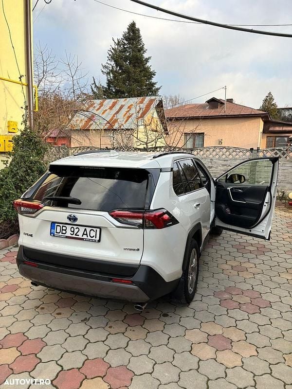 Second-hand Toyota RAV4 Hybrid 178 CP (130 kW) 2021 Culoarealb SUV