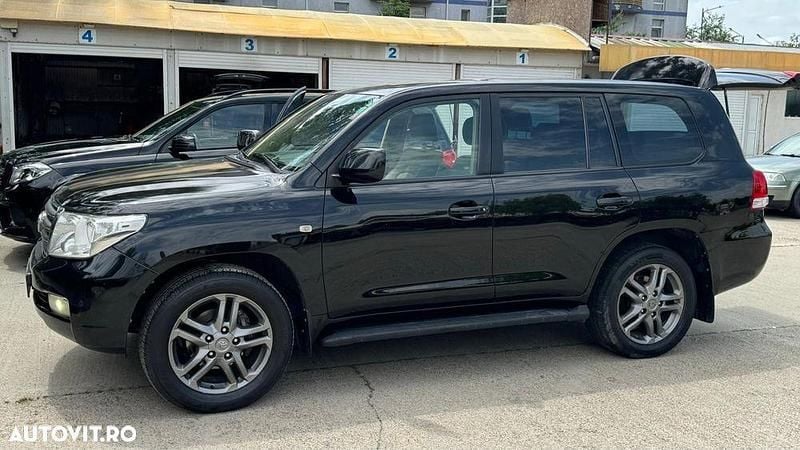 Culoarenegru Utilizat 2008 Toyota Land Cruiser V8 Executive SUV | 28.000 EUR - Imagine 1/4