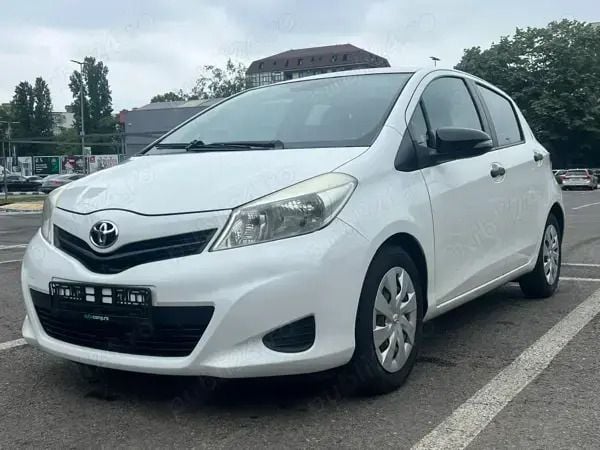 Alb Utilizat 2013 Toyota Yaris Hatchback | 5.200 EUR (Preț OK) - Imagine 1/4