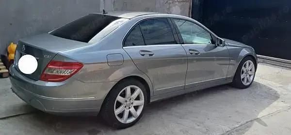 Second-hand Mercedes 220 173 CP (127 kW) 2008 Berlinǎ
