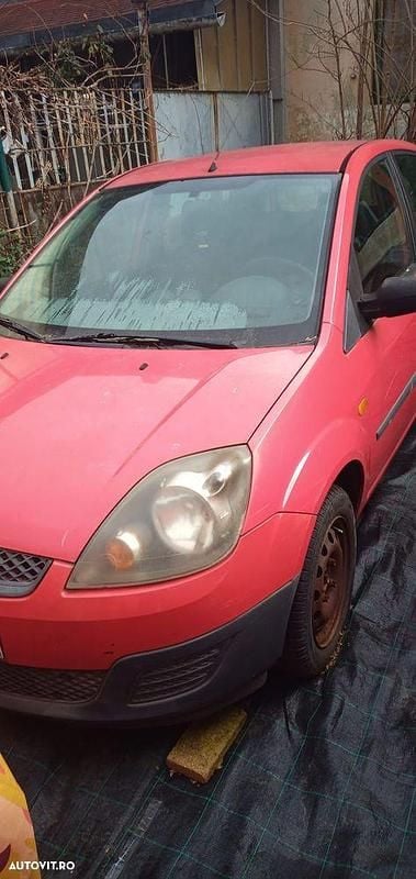 Second-hand Ford Fiesta Ghia 68 CP (50 kW) 2006 Culoarerosu Hatchback