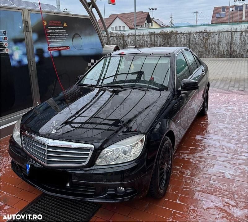 Culoarenegru Utilizat 2010 Mercedes C180 Berlinǎ | 5.850 EUR (Preț bun) - Imagine 1/4