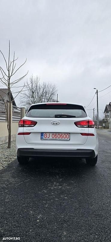 Second-hand Hyundai i30 Intro Edition 110 CP (80 kW) 2018 Culoarealb Break