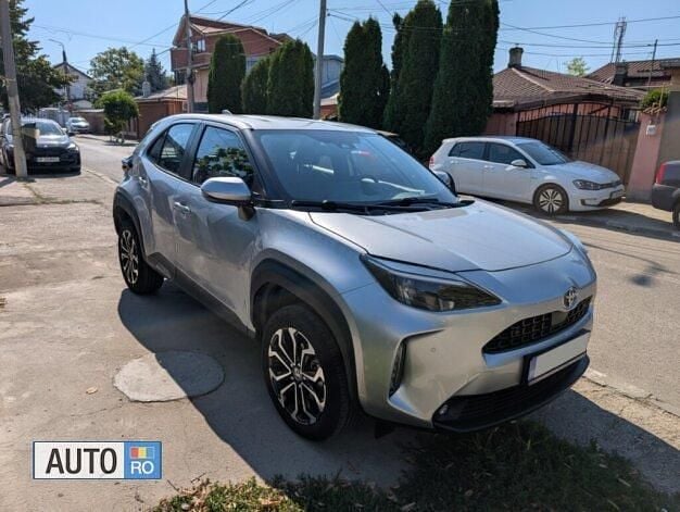 Gri Utilizat 2023 Toyota Yaris Cross SUV | 23.400 EUR (Preț bun) - Imagine 1/4