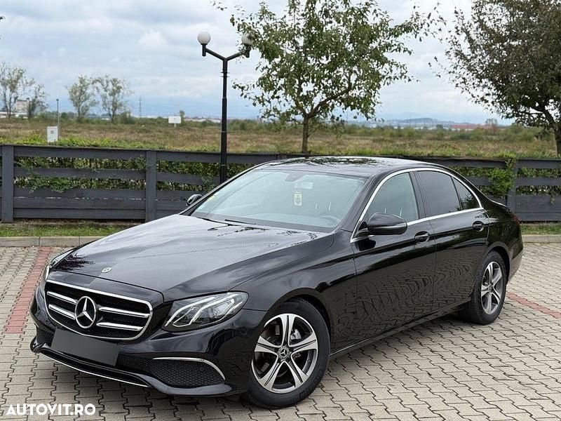 Culoarenegru Utilizat 2020 Mercedes E220 Avantgarde Berlinǎ | 19.490 EUR (Super Preț) - Imagine 1/4