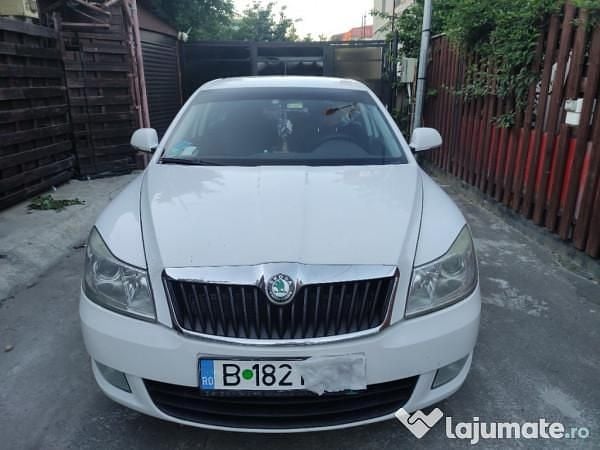 Alb Utilizat 2011 Skoda Octavia Hatchback | 3.000 EUR (Preț OK) - Imagine 1/4