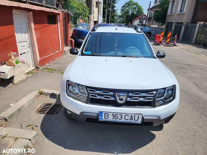 Alb Utilizat 2017 Dacia Duster Comfort SUV | 8.200 EUR (Preț bun) - Imagine 1/4