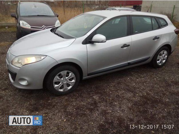 Argintiu Utilizat 2010 Renault Mégane GrandTour Break | 4.950 EUR (Puțin scump) - Imagine 1/4